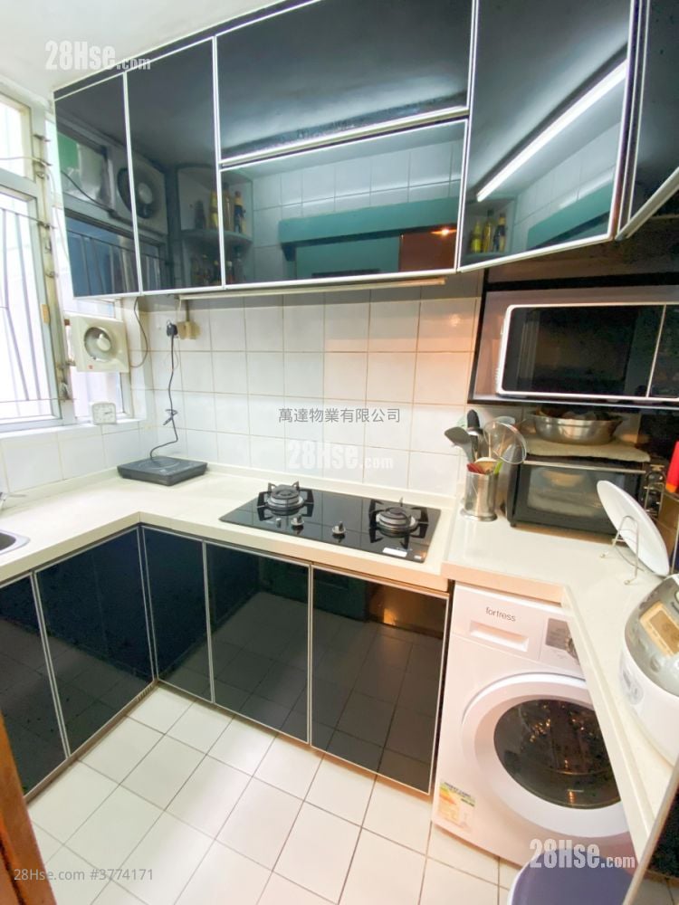 Kam Fung Court Sell 3 Bedrooms , 1 Bathroom 604 ft²