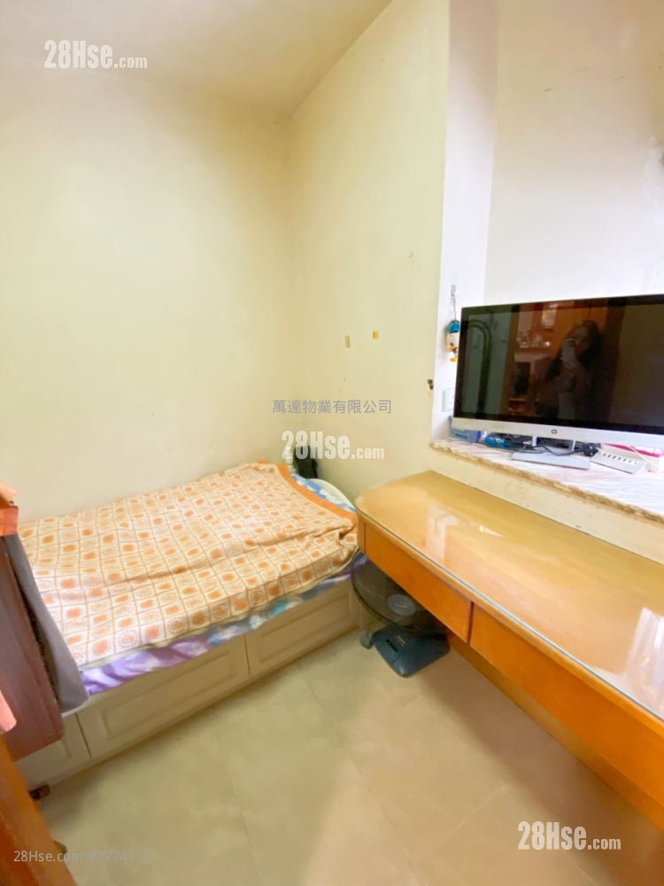 Kam Fung Court Sell 3 Bedrooms , 1 Bathroom 604 ft²