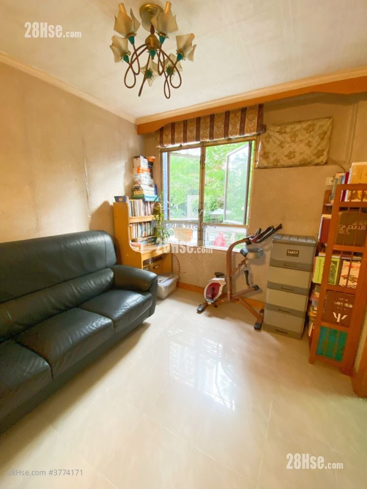 Kam Fung Court Sell 3 Bedrooms , 1 Bathroom 604 ft²