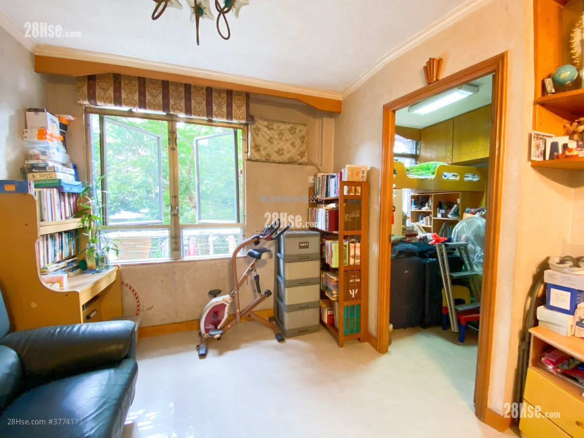 Kam Fung Court Sell 3 Bedrooms , 1 Bathroom 604 ft²