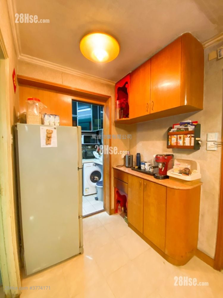 Kam Fung Court Sell 3 Bedrooms , 1 Bathroom 604 ft²