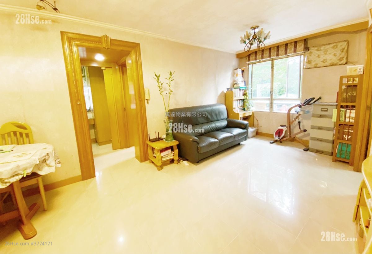 Kam Fung Court Sell 3 Bedrooms , 1 Bathroom 604 ft²