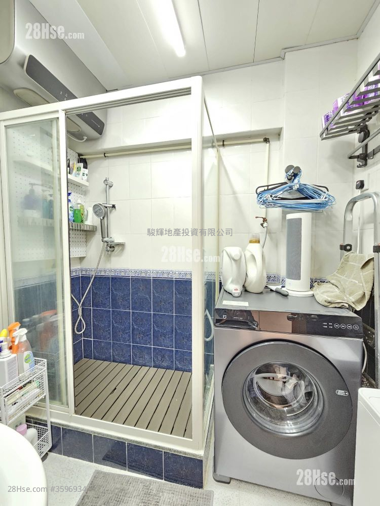 Sun Wing Building Sell 2 Bedrooms , 1 Bathroom 370 ft²