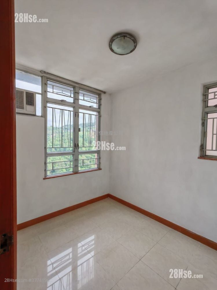 Yung Shing Court Sell 3 Bedrooms , 1 Bathroom 636 ft²