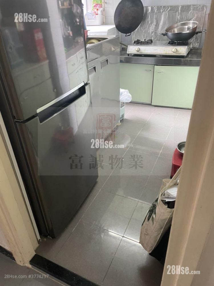 Ko Chun Court Sell 3 Bedrooms , 1 Bathroom 594 ft²