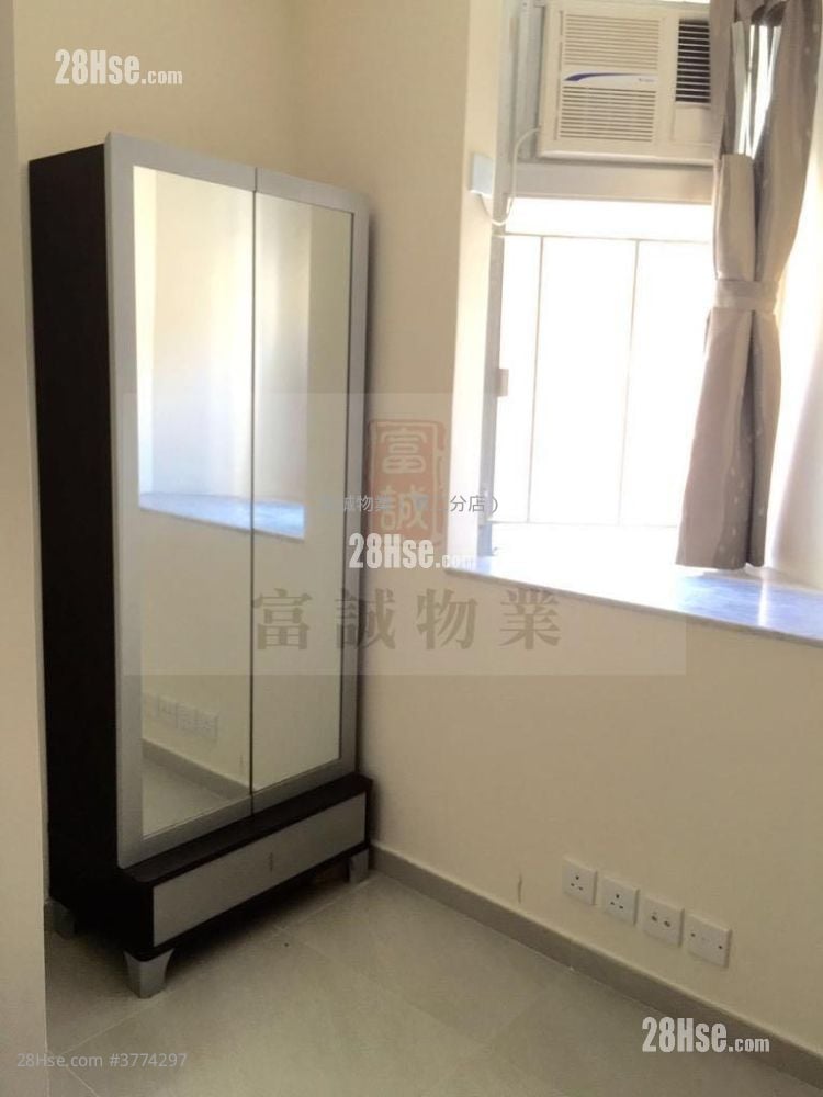 Ko Chun Court Sell 3 Bedrooms , 1 Bathroom 594 ft²