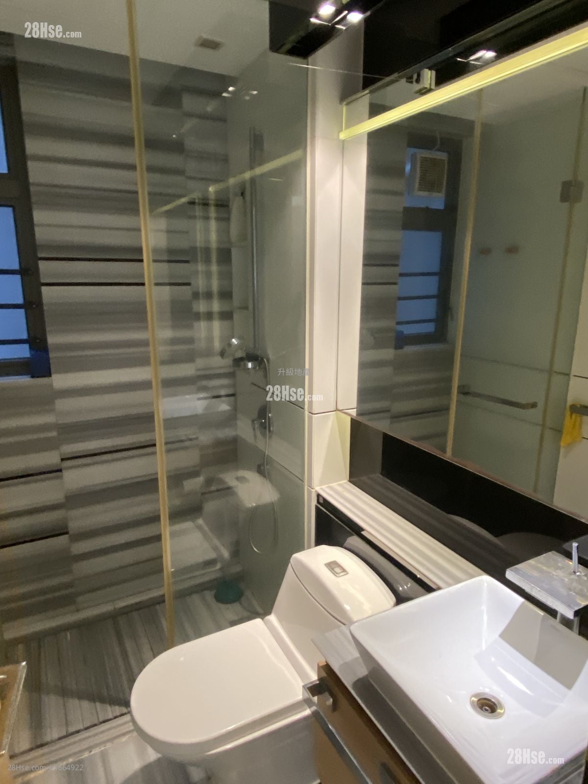 浴室: 峻弦 售盘 3 房 , 2 浴室 735 平方尺