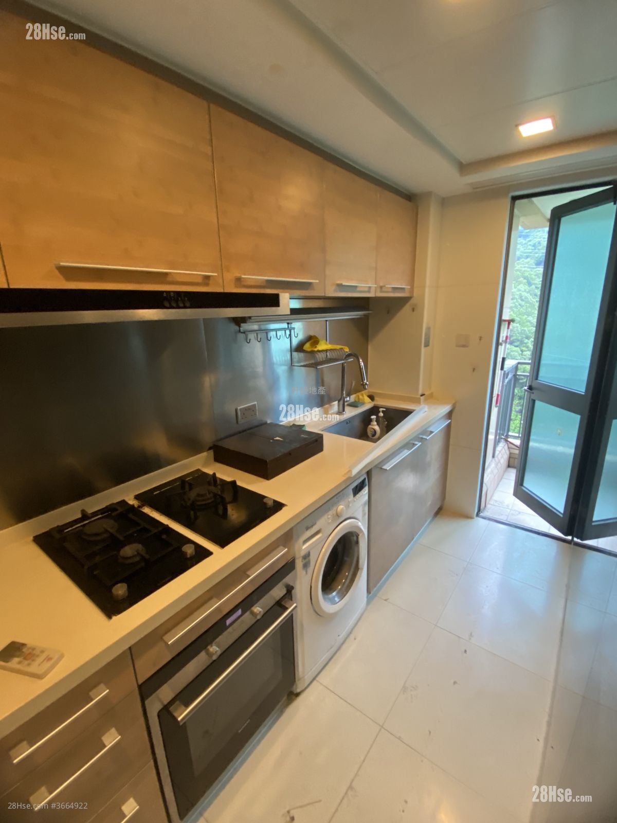 厨房: 峻弦 售盘 3 房 , 2 浴室 735 平方尺