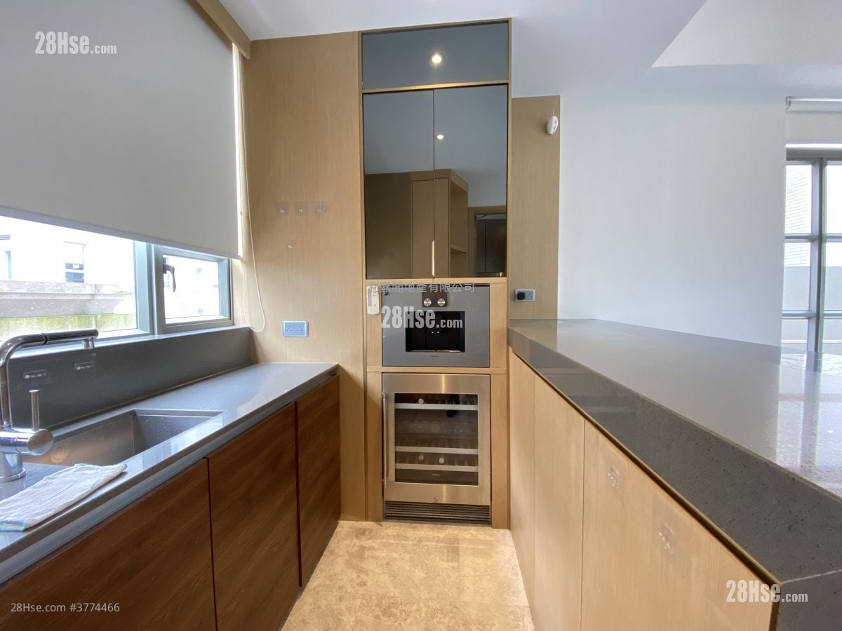 Hampstead Sell 4 Bedrooms , 3 Bathrooms 2,374 ft²