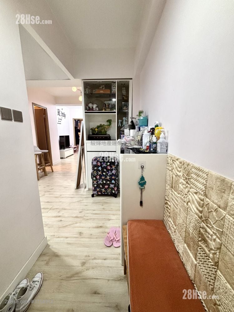 Kam Tong Building Sell 3 Bedrooms , 2 Bathrooms 640 ft²