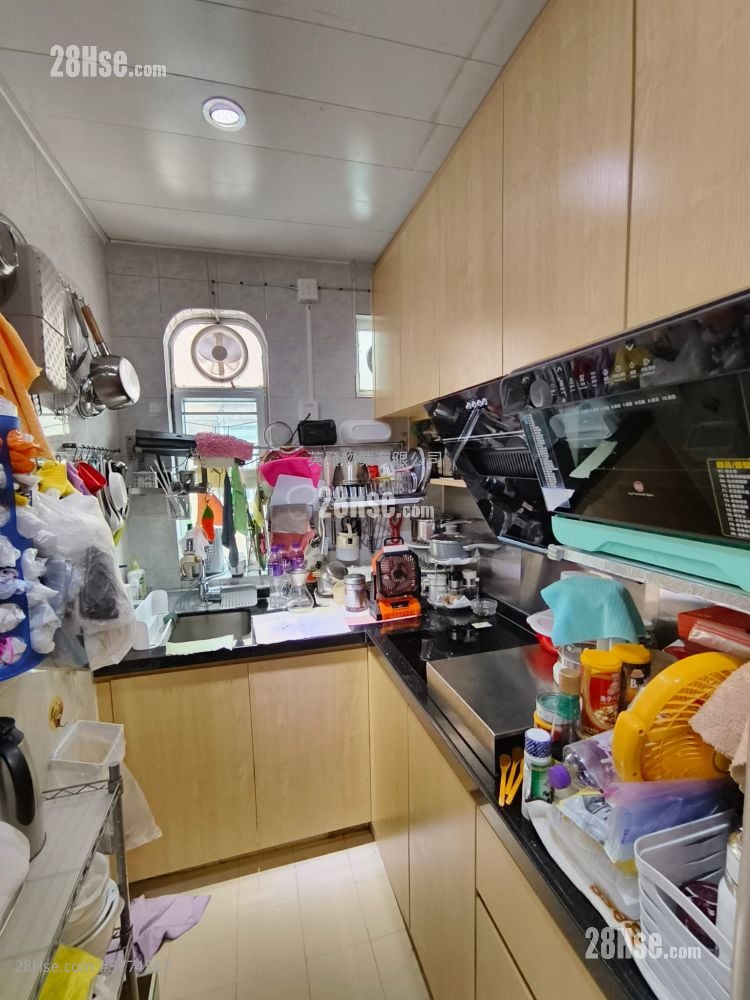 Man Wa Garden Sell 3 Bedrooms 700 ft²