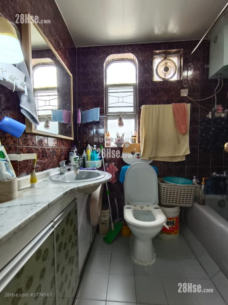 Man Wa Garden Sell 3 Bedrooms 700 ft²