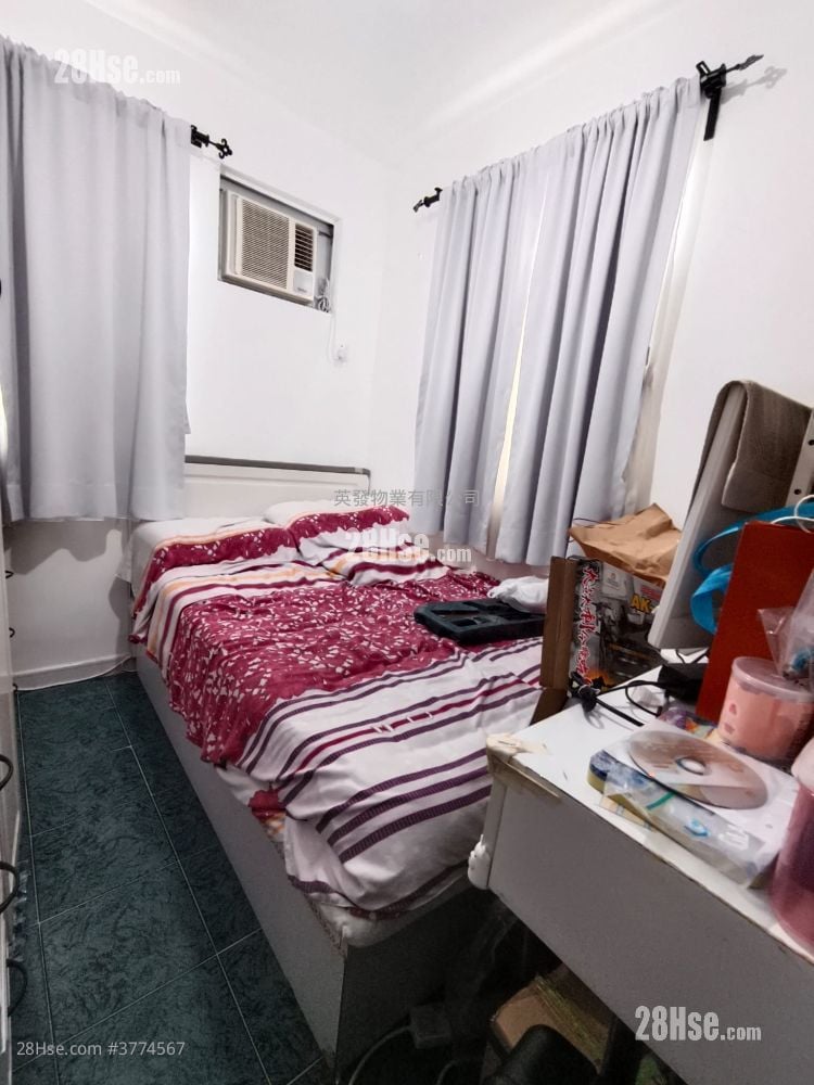 Man Wa Garden Sell 3 Bedrooms 700 ft²