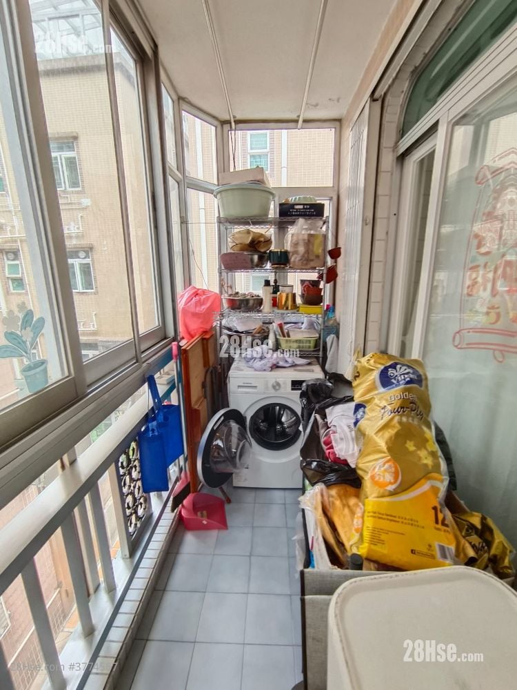 Man Wa Garden Sell 3 Bedrooms 700 ft²