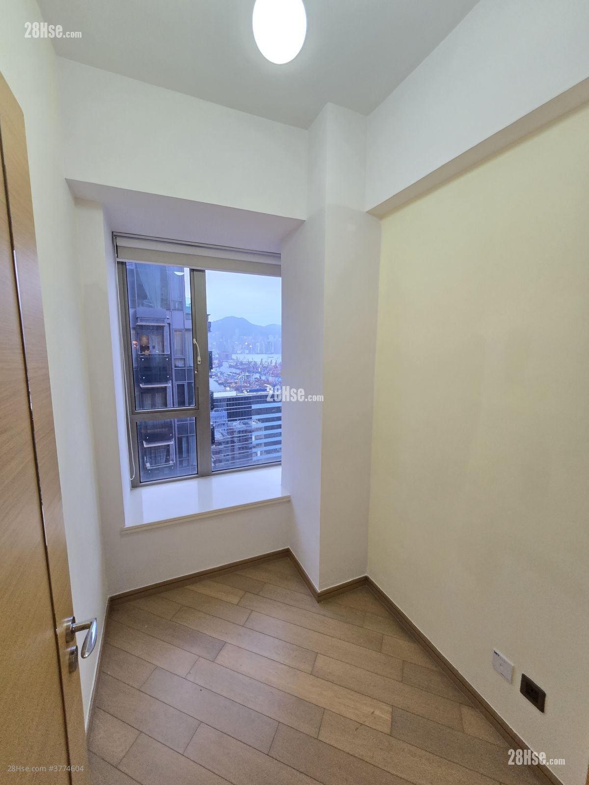 奥城西岸 售盘 4 房 , 3 浴室 716 平方尺