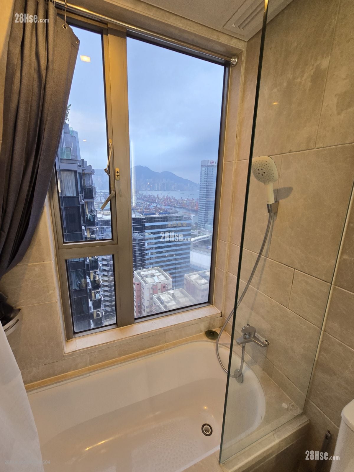 奥城西岸 售盘 4 房 , 3 浴室 716 平方尺