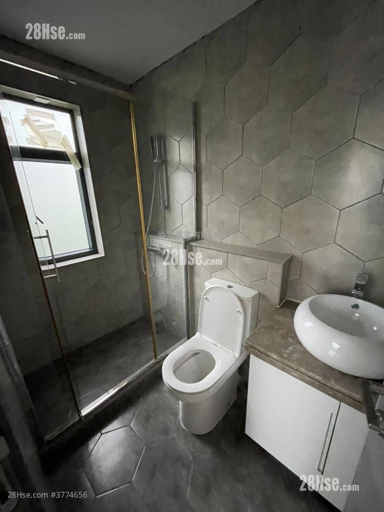 村屋 售盘 3 房 , 2 浴室 700 平方尺