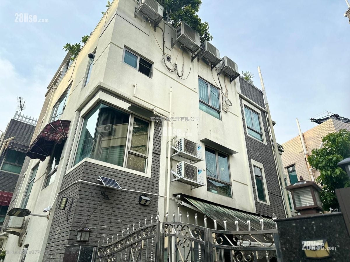 Village Sell 3 Bedrooms , 3 Bathrooms 1,306 ft²