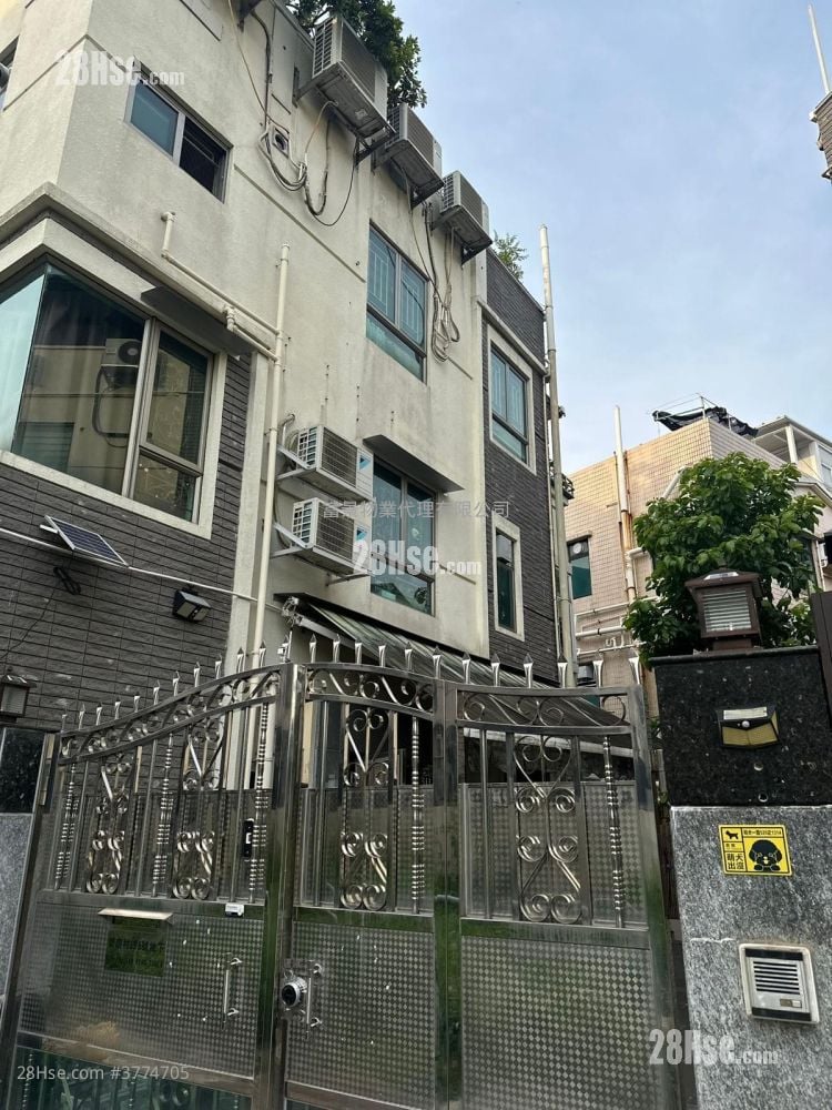 Village Sell 3 Bedrooms , 3 Bathrooms 1,306 ft²