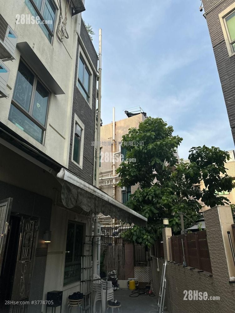 Village Sell 3 Bedrooms , 3 Bathrooms 1,306 ft²