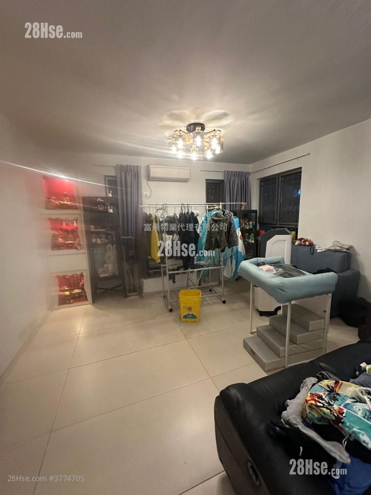 Village Sell 3 Bedrooms , 3 Bathrooms 1,306 ft²