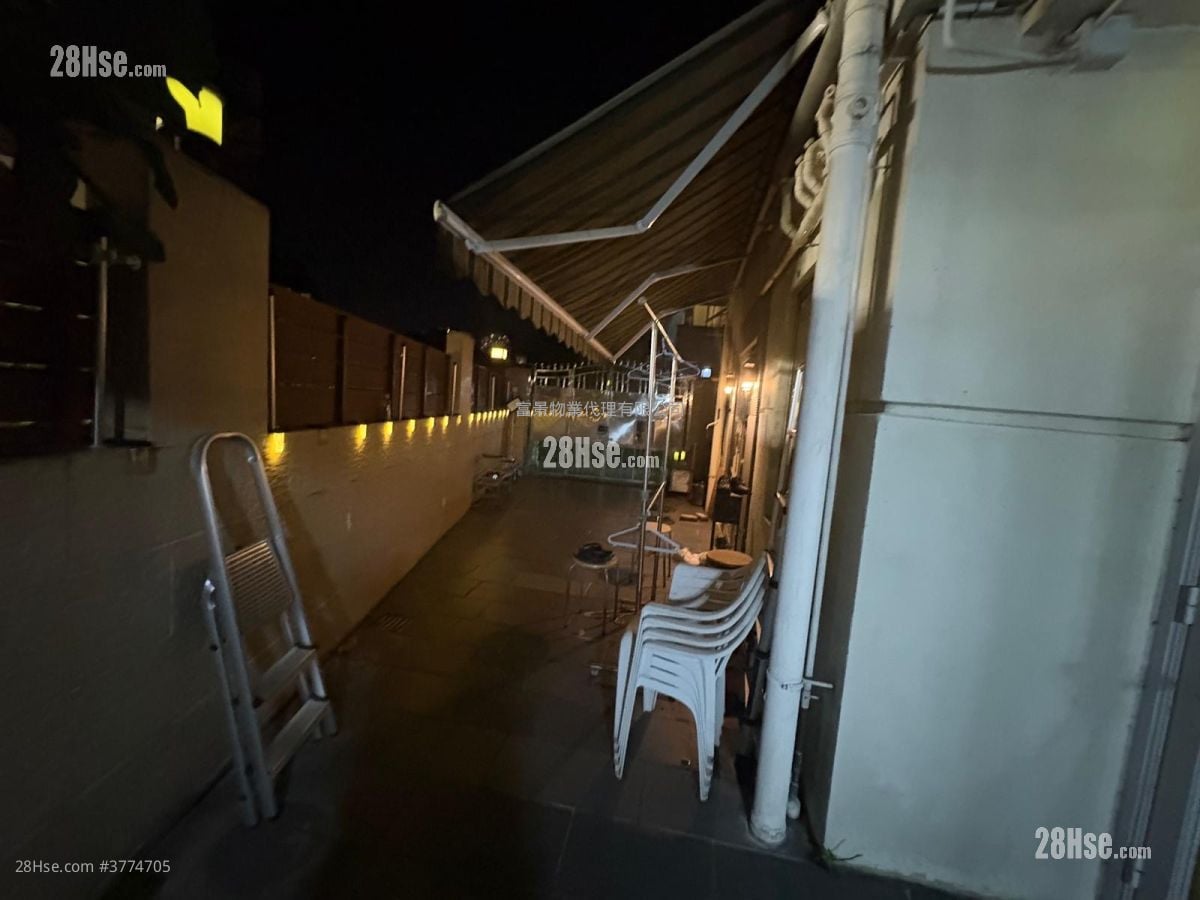 Village Sell 3 Bedrooms , 3 Bathrooms 1,306 ft²