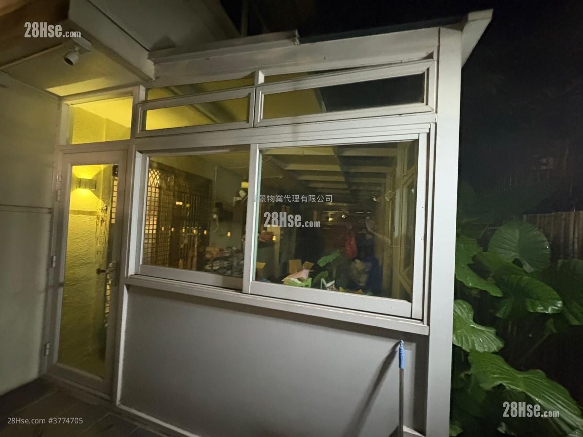 Village Sell 3 Bedrooms , 3 Bathrooms 1,306 ft²