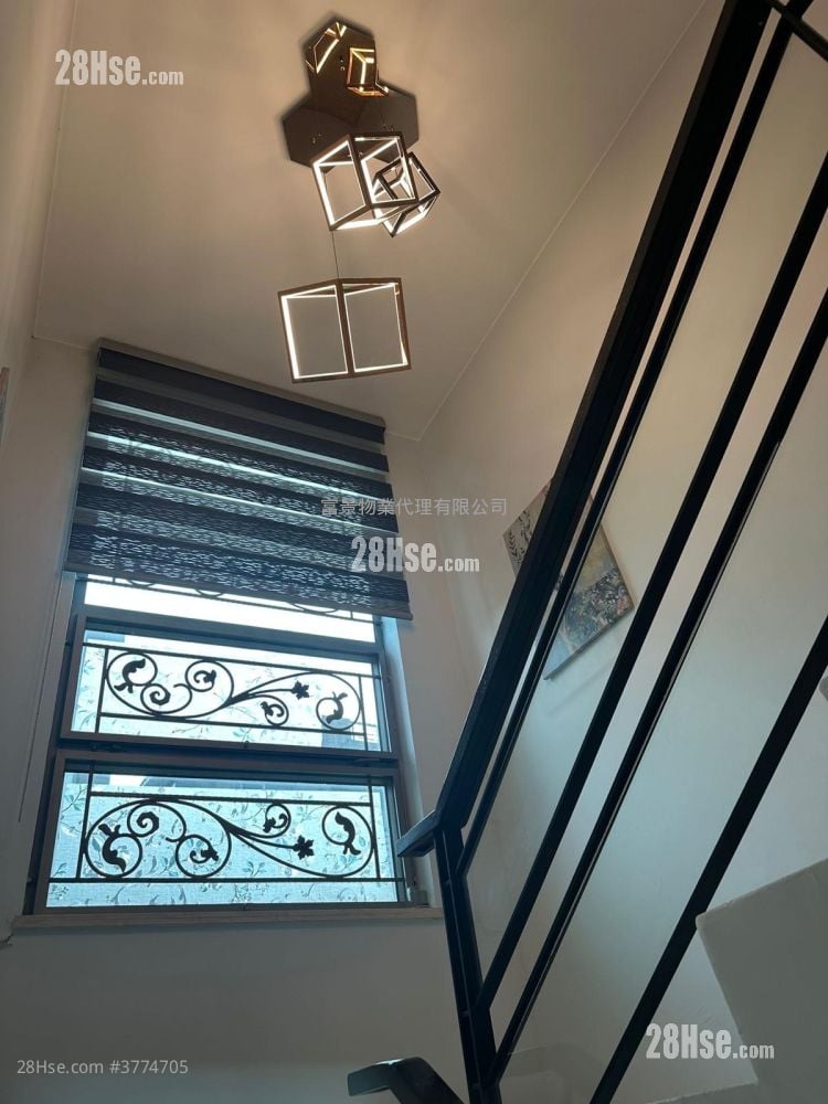 Village Sell 3 Bedrooms , 3 Bathrooms 1,306 ft²