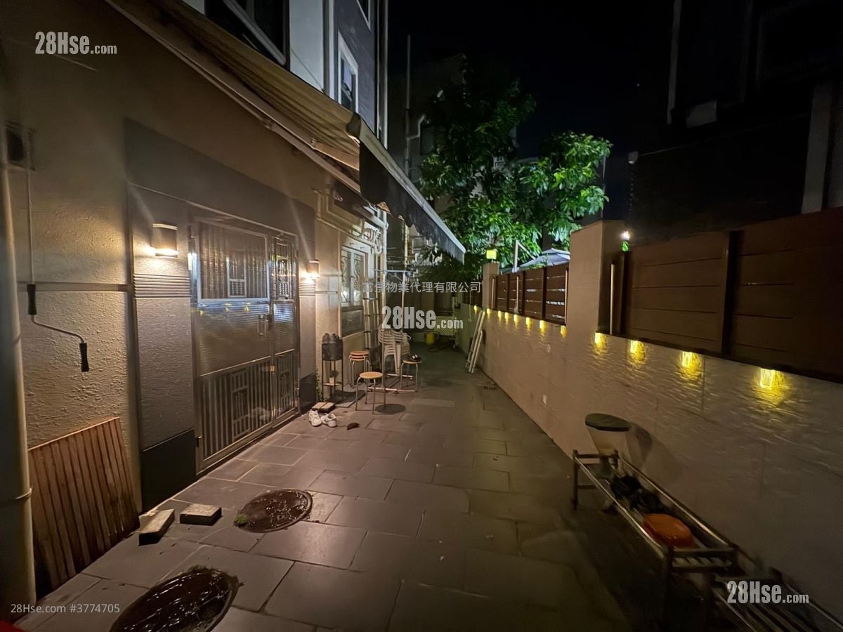 Village Sell 3 Bedrooms , 3 Bathrooms 1,306 ft²