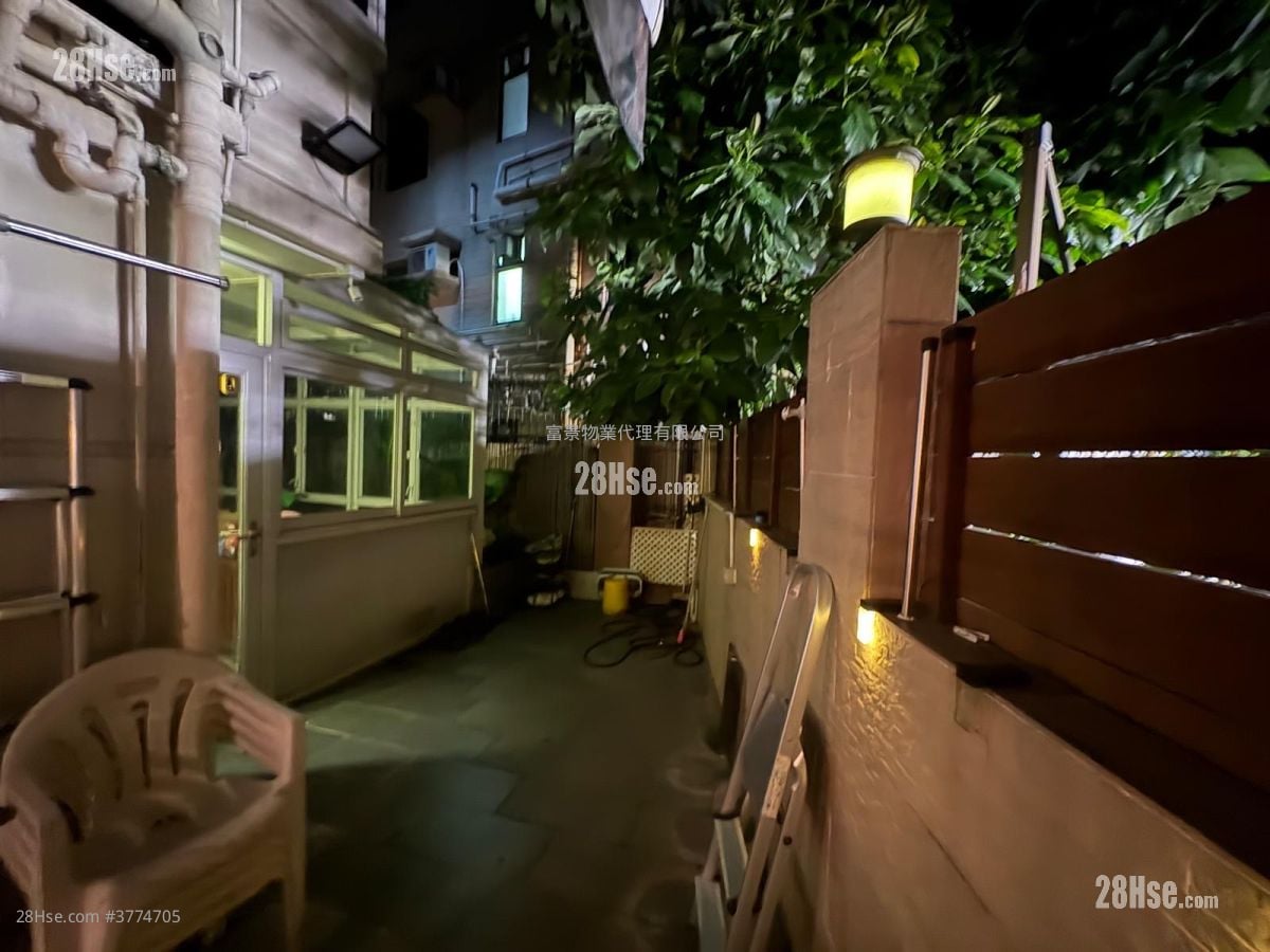 Village Sell 3 Bedrooms , 3 Bathrooms 1,306 ft²