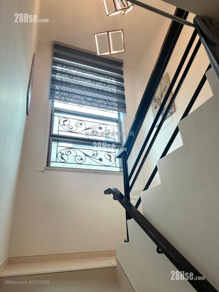 Village Sell 3 Bedrooms , 3 Bathrooms 1,306 ft²