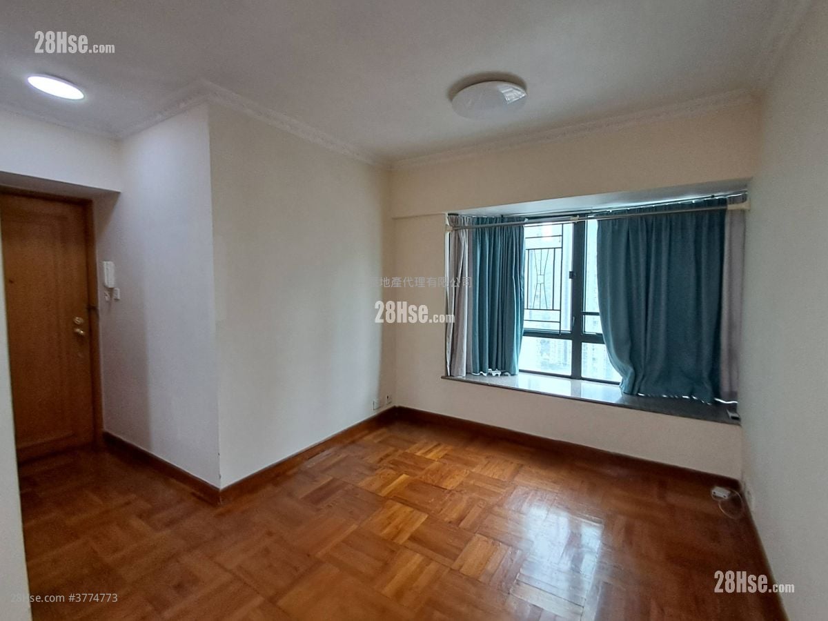 living room: The Metro City Sell 2 Bedrooms 538 ft²