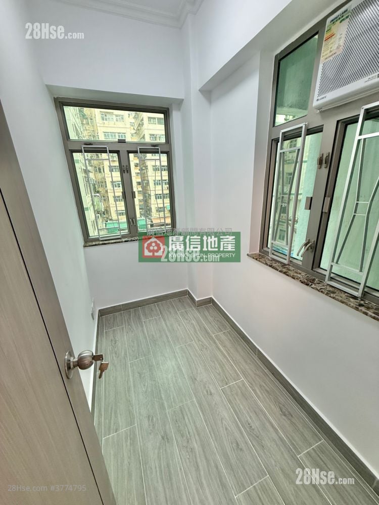Chung Hing Building Sell 3 Bedrooms , 1 Bathroom 374 ft²