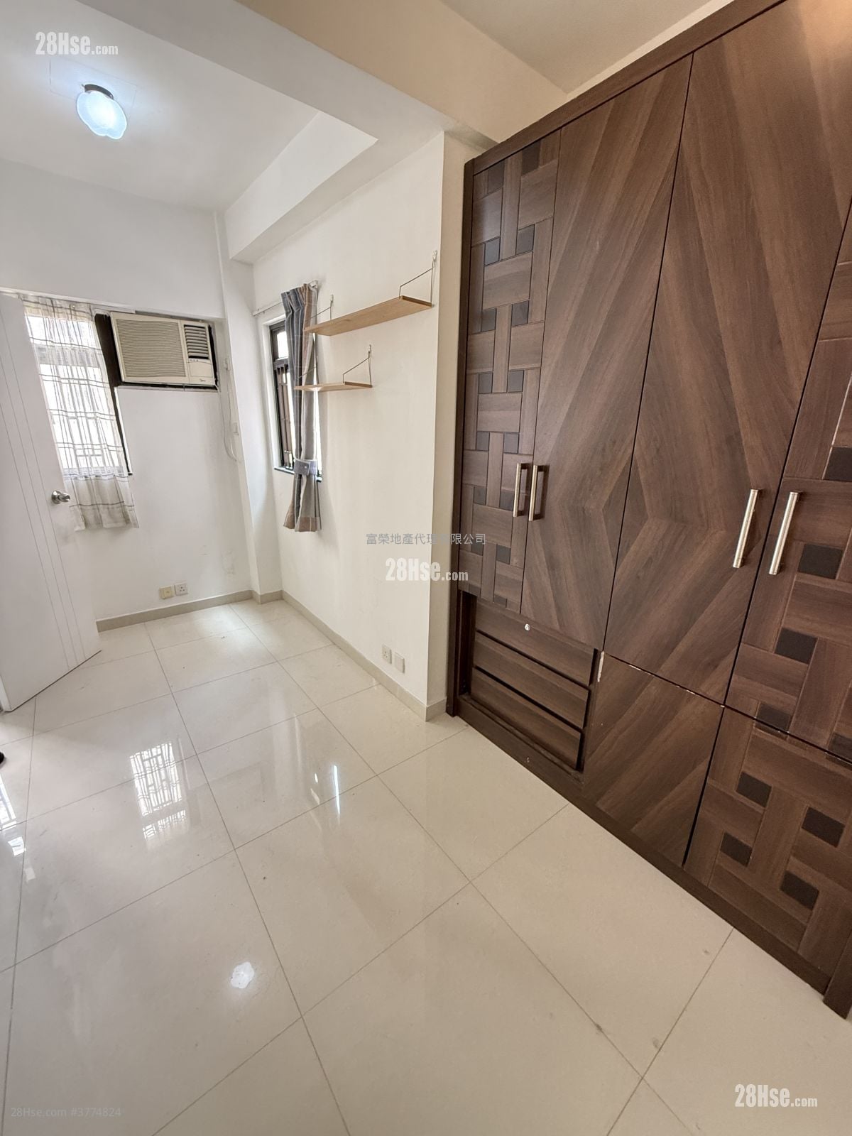 Tak Yue Mansion Sell 2 Bedrooms , 1 Bathroom 315 ft²