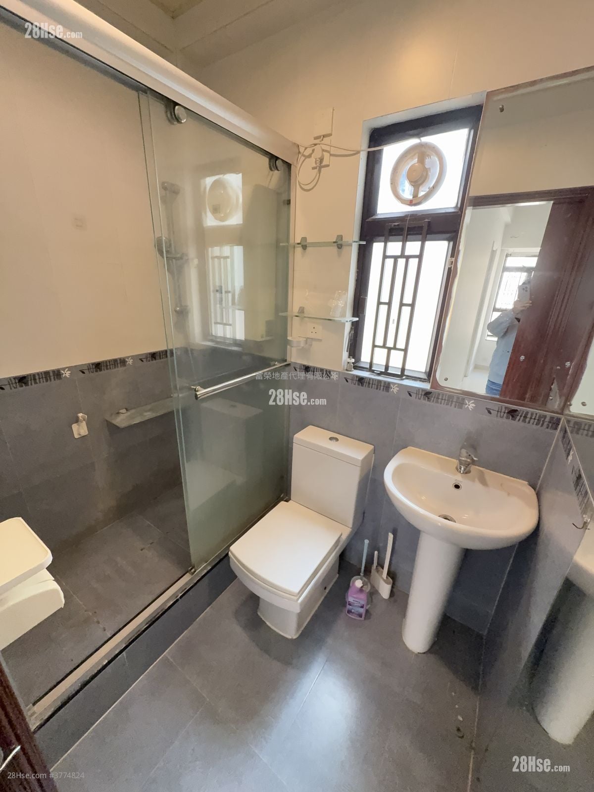 Tak Yue Mansion Sell 2 Bedrooms , 1 Bathroom 315 ft²