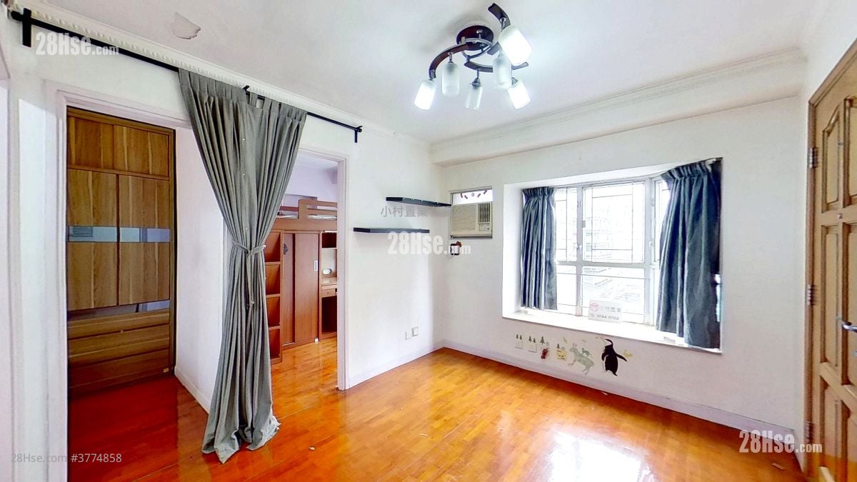 living room: Kwong Ming Court Sell 2 Bedrooms , 1 Bathroom 327 ft²