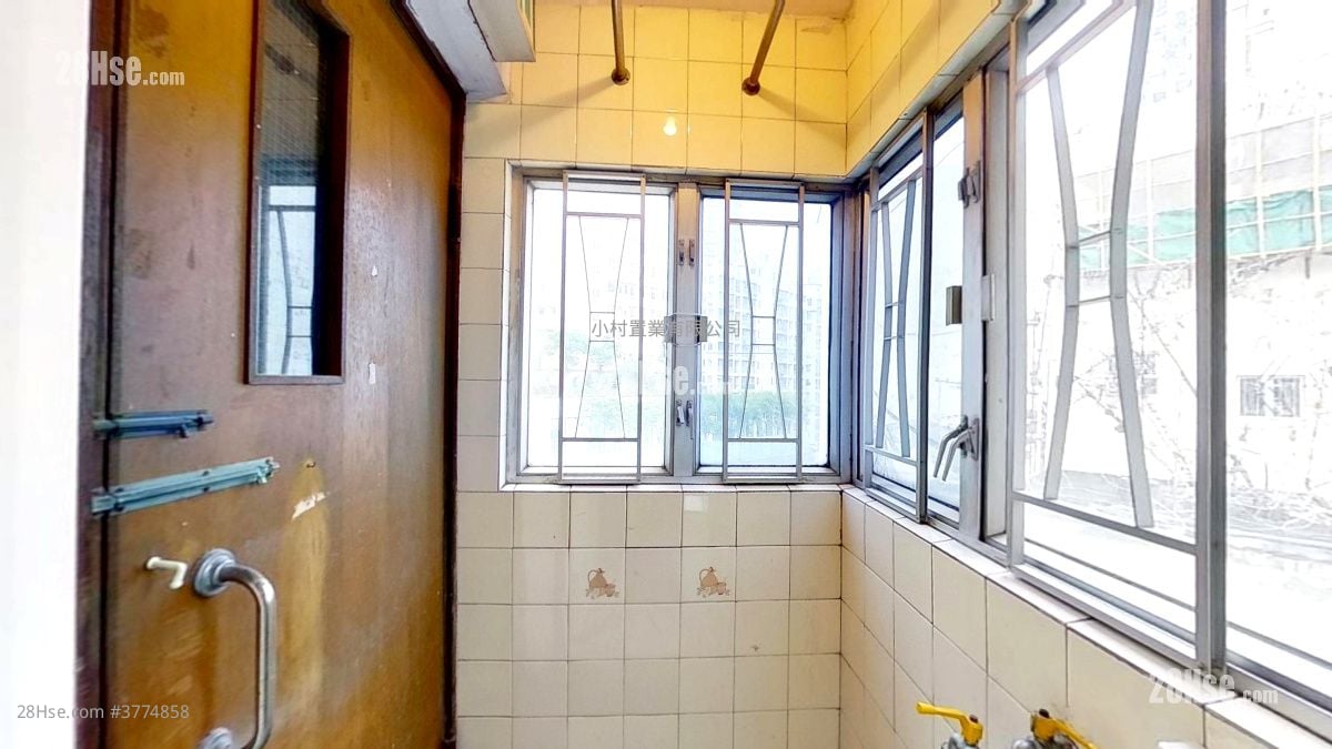 kitchen: Kwong Ming Court Sell 2 Bedrooms , 1 Bathroom 327 ft²