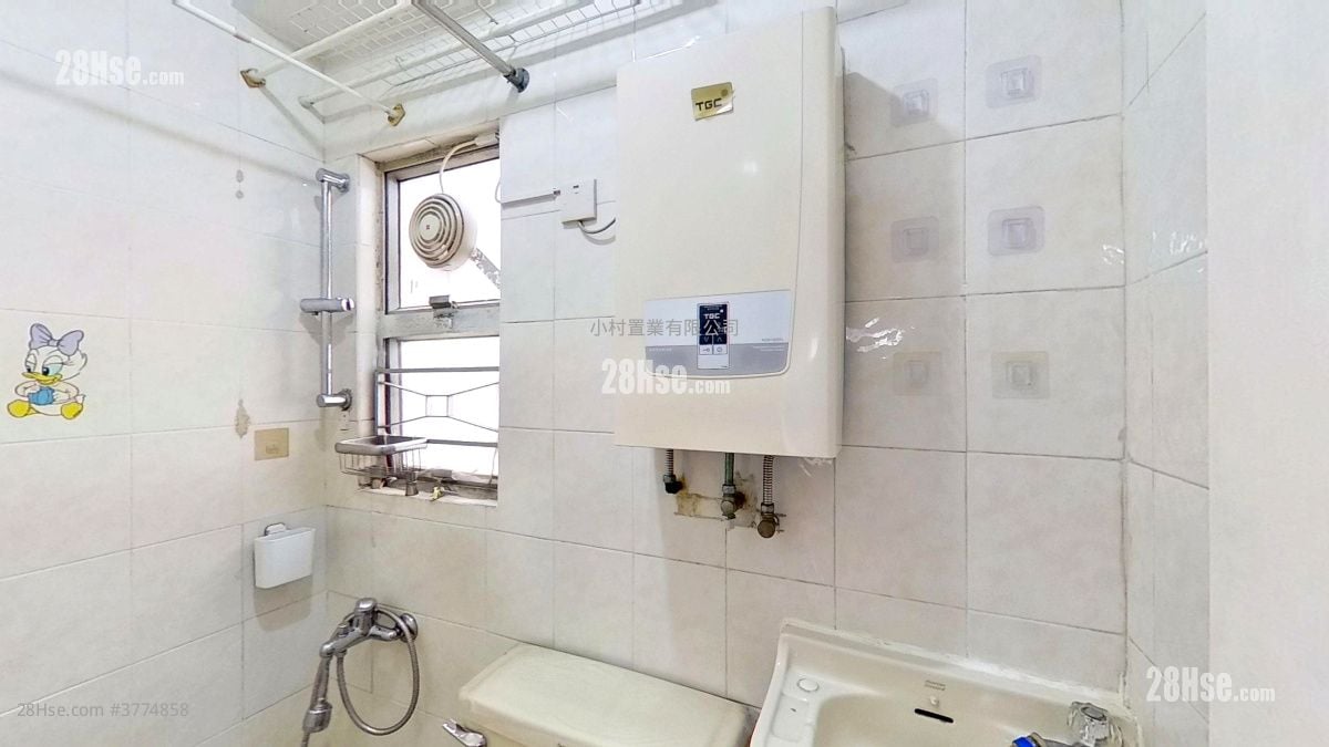 bathroom: Kwong Ming Court Sell 2 Bedrooms , 1 Bathroom 327 ft²