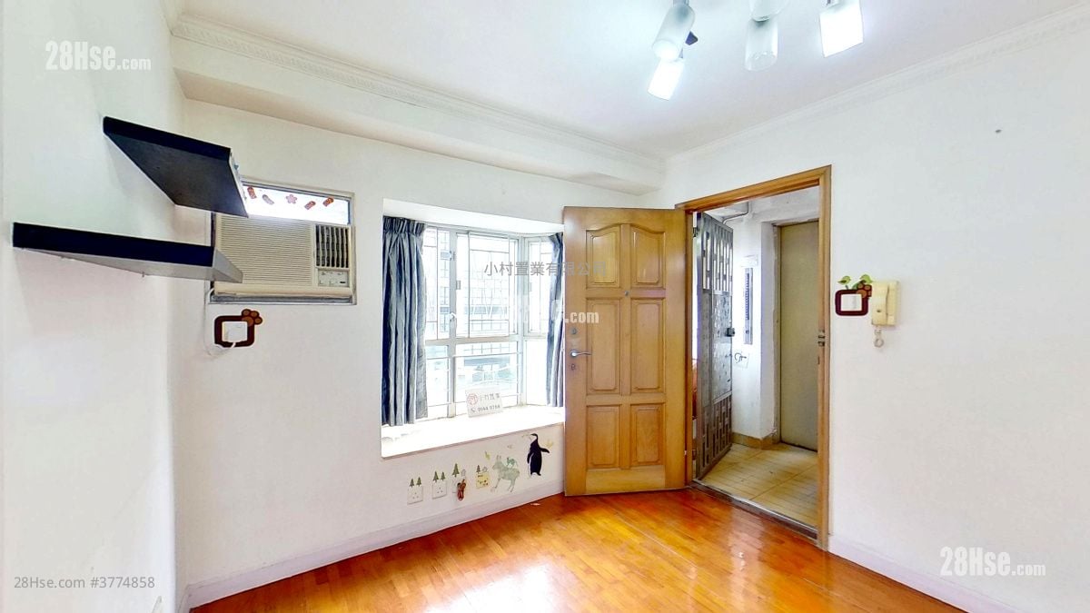 living room: Kwong Ming Court Sell 2 Bedrooms , 1 Bathroom 327 ft²