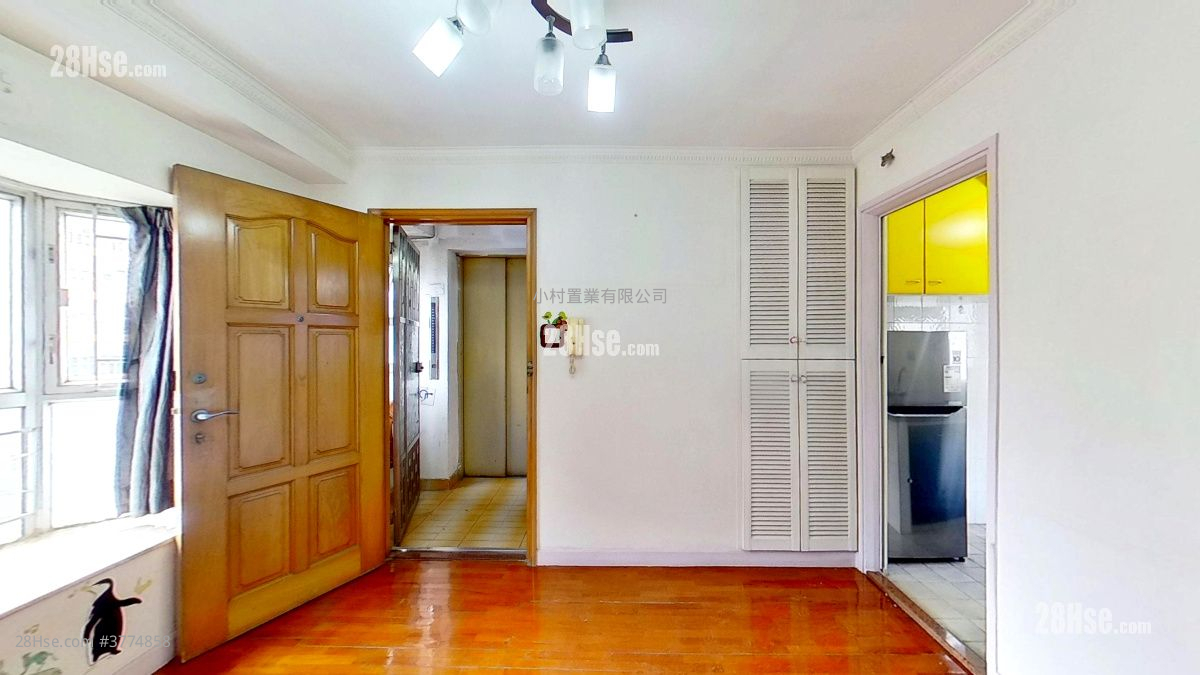 living room: Kwong Ming Court Sell 2 Bedrooms , 1 Bathroom 327 ft²