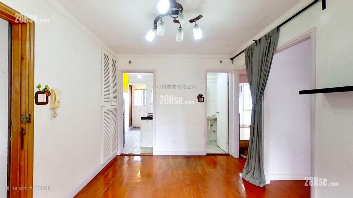 living room: Kwong Ming Court Sell 2 Bedrooms , 1 Bathroom 327 ft²