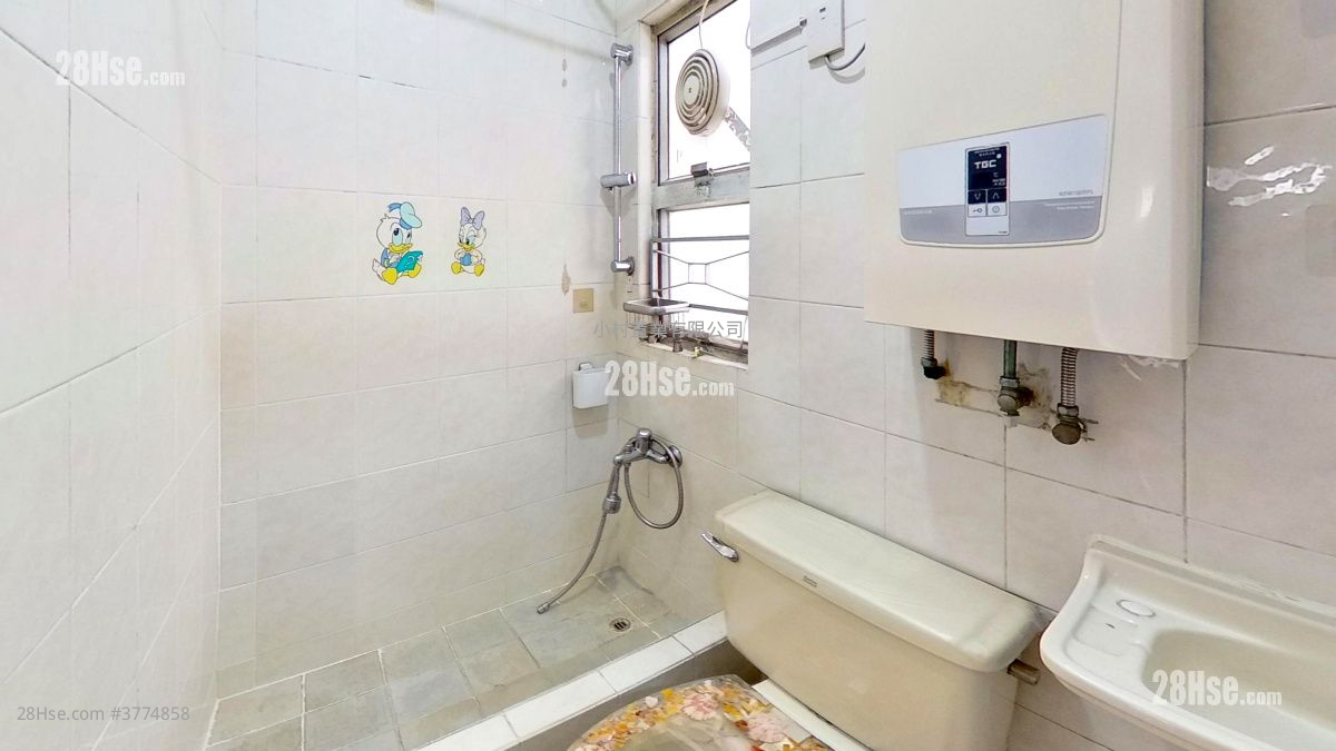 bathroom: Kwong Ming Court Sell 2 Bedrooms , 1 Bathroom 327 ft²