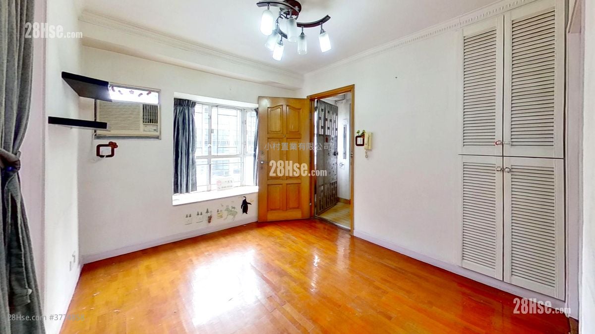 living room: Kwong Ming Court Sell 2 Bedrooms , 1 Bathroom 327 ft²