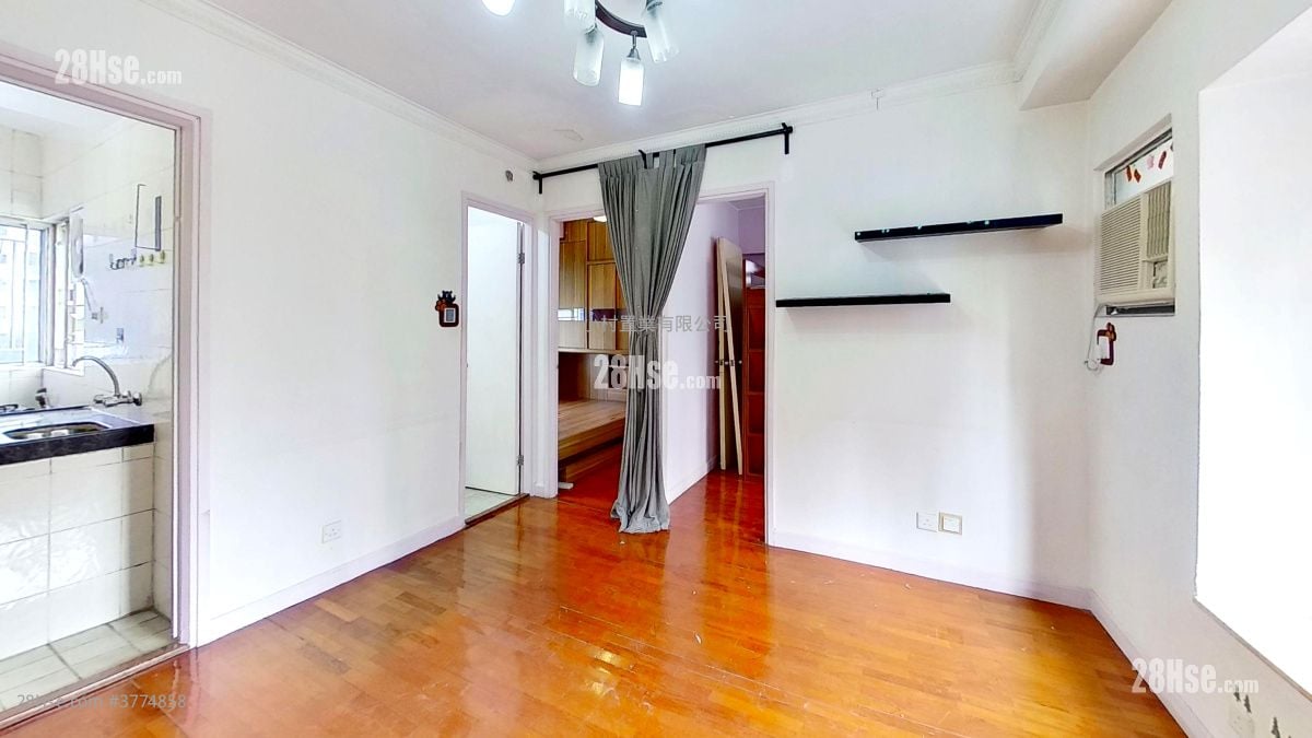 living room: Kwong Ming Court Sell 2 Bedrooms , 1 Bathroom 327 ft²