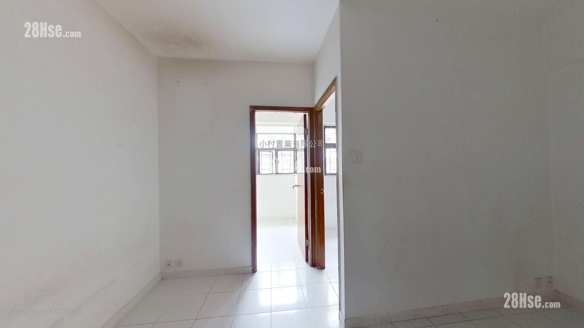 living room: Fok Cheong Building Sell 2 Bedrooms , 1 Bathroom 335 ft²