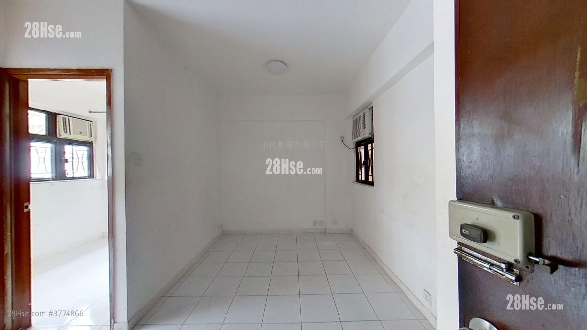 living room: Fok Cheong Building Sell 2 Bedrooms , 1 Bathroom 335 ft²