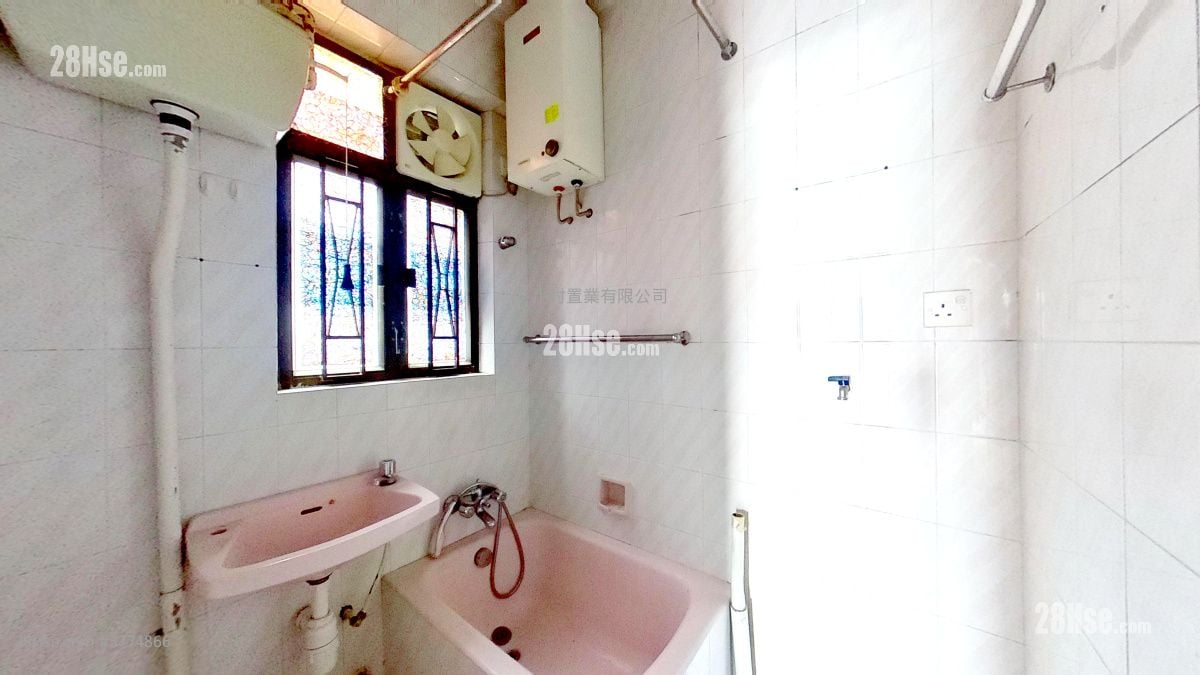 bathroom: Fok Cheong Building Sell 2 Bedrooms , 1 Bathroom 335 ft²