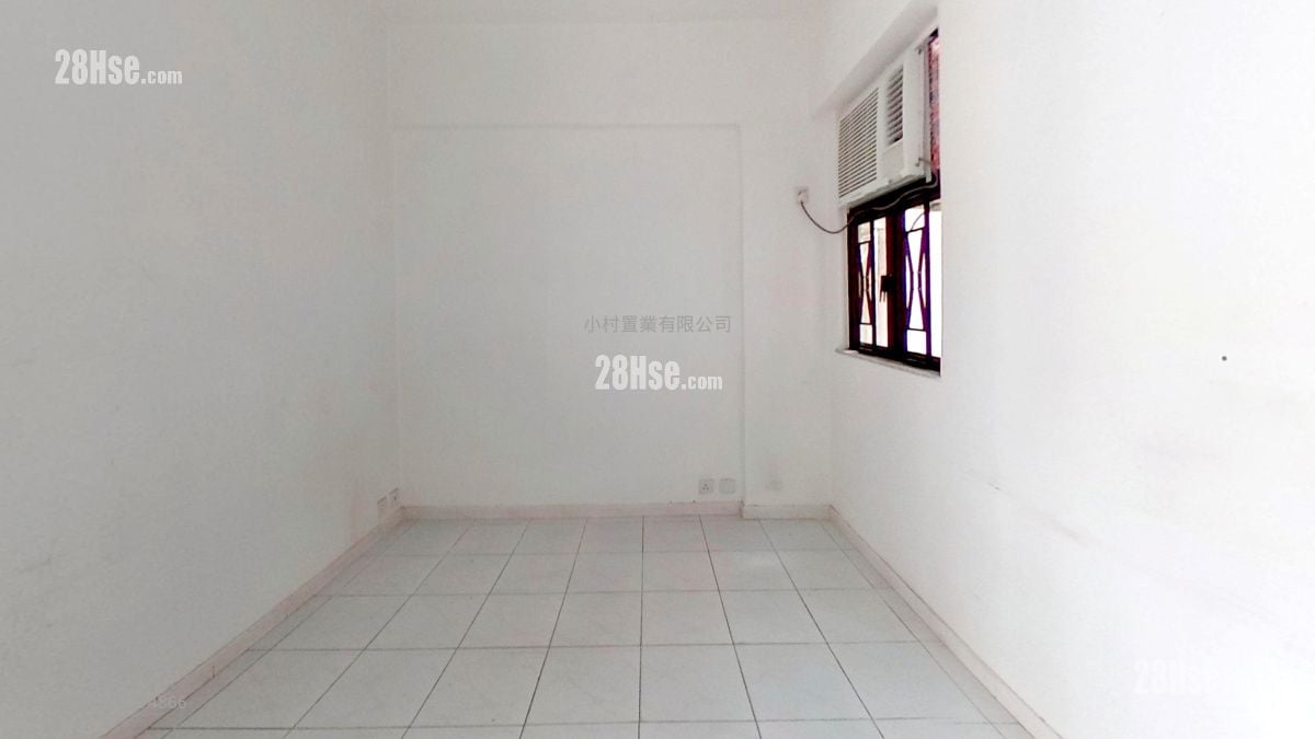 living room: Fok Cheong Building Sell 2 Bedrooms , 1 Bathroom 335 ft²