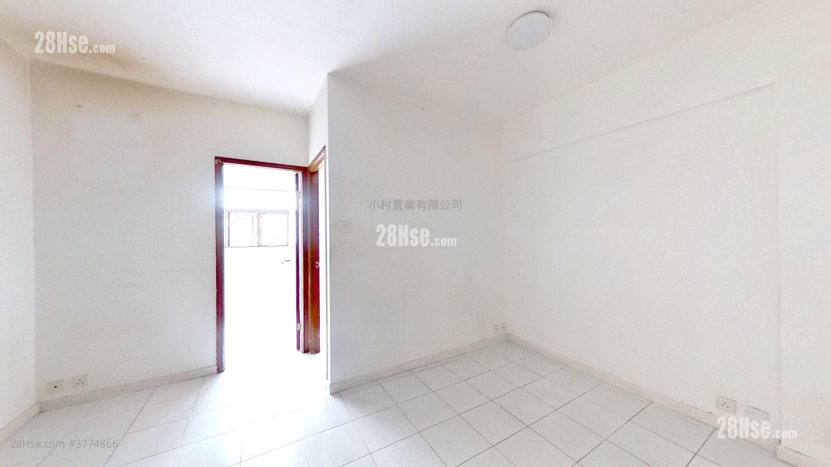 living room: Fok Cheong Building Sell 2 Bedrooms , 1 Bathroom 335 ft²