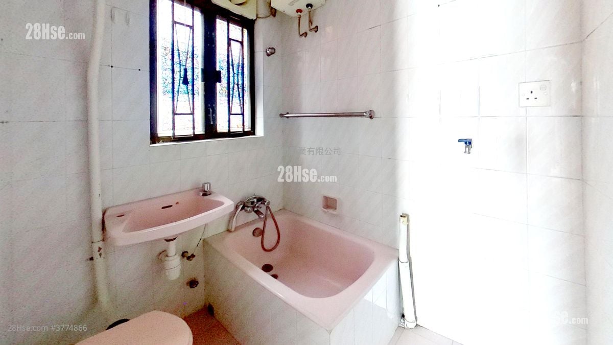 bathroom: Fok Cheong Building Sell 2 Bedrooms , 1 Bathroom 335 ft²